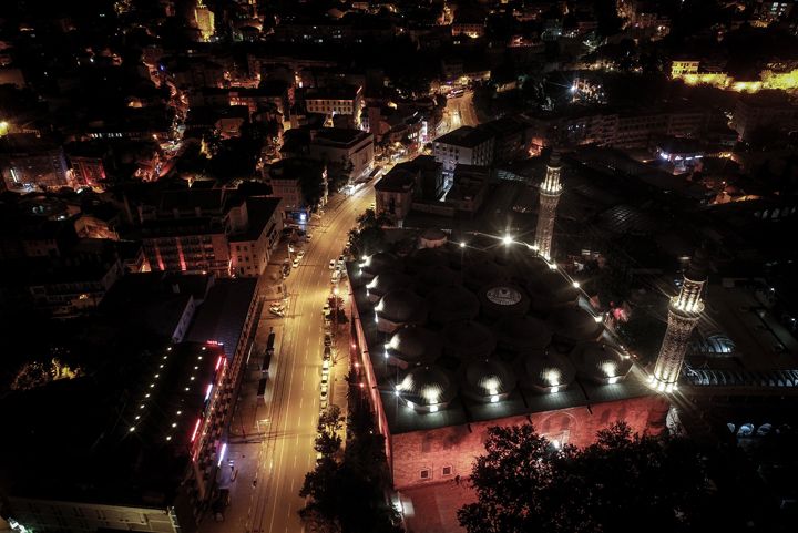 Bursa Ulu Camii hat müzesini andırıyor