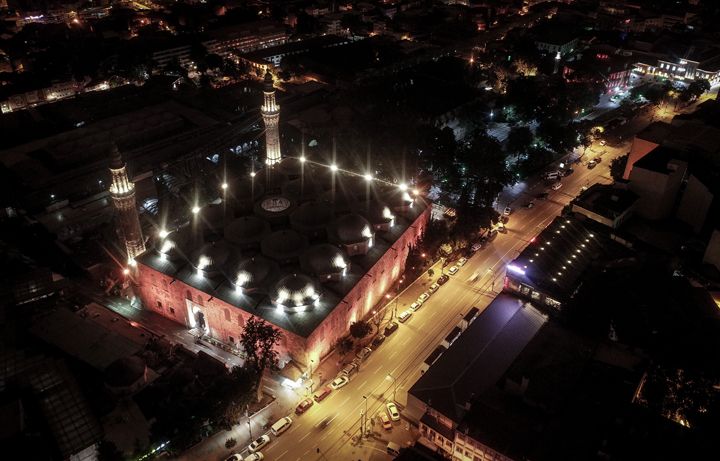 Bursa Ulu Camii hat müzesini andırıyor