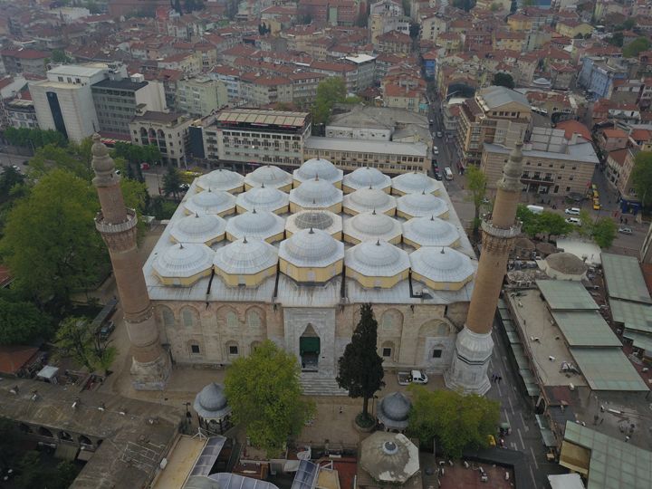 Bursa Ulu Camii hat müzesini andırıyor