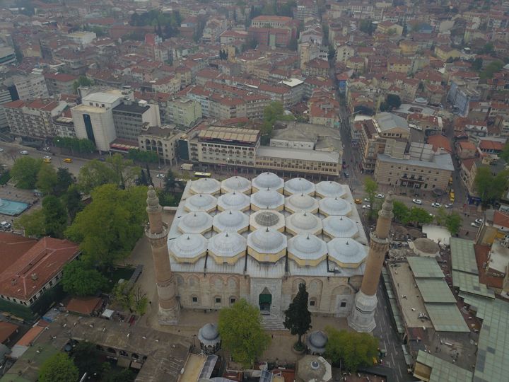 Bursa Ulu Camii hat müzesini andırıyor