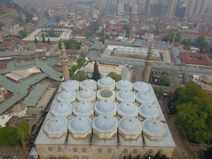 Bursa Ulu Camii hat müzesini andırıyor