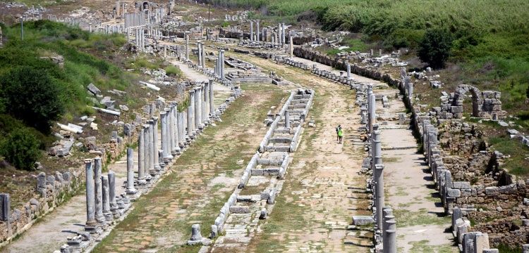 Perge Antik Kenti bir sütun da senin olsun: 40 sütun orijinal yerine dikildi