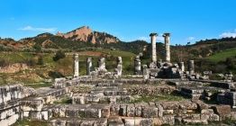 Sardes Antik Kentinde dedektörle yakalanan definecinin evinde tarihi eserler bulundu