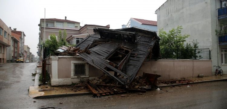 Edirne'de şiddetli sağanak nedeniyle tarihi bina çöktü