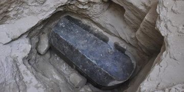 Mısırda inşaat temelinde 30 tonluk mermer lahit bulundu