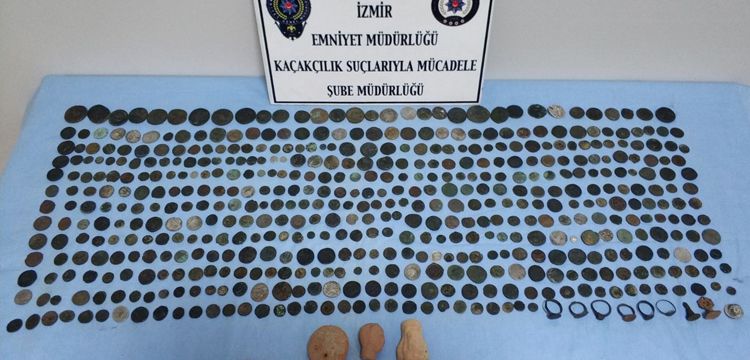 İzmir'de bir evde 522'si sikke 530'u aşkın tarihi eser yakalandı