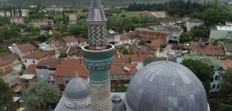 600 yıllık Yeşil Cami adını 12 bin parçalık minaresinden alıyor