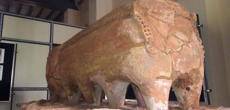 Hindistan'da 2300 yıllık 12 ayaklı terracotta lahit bulundu