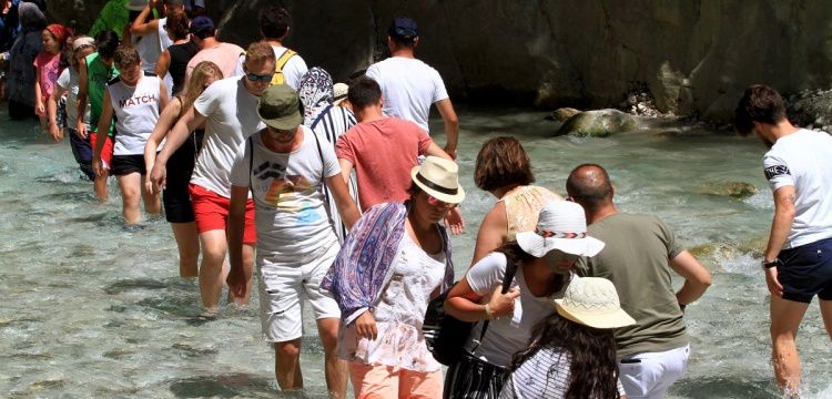 Sıcaktan bunalan turistler Saklıkent Kanyonu'na koştu