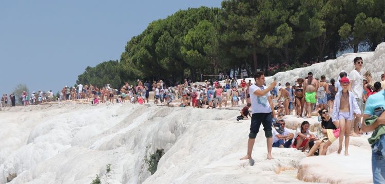 Pamukkale yerli ve yabancı turistlerin akınına uğruyor