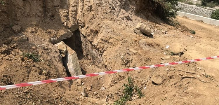 Karabükte yol çalışmasında 1800 yıllık taş sandık mezar bulundu