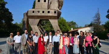 Çin Kültür ve Turizm Bakanı Troya antik kentini gezdi