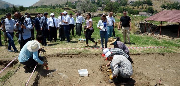 Bitlis Kalesinde arkeologlar yeniden kazıya başladı
