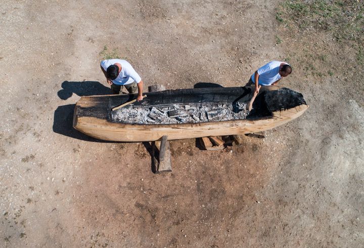 Urla'da taş devir baltalarıyla Taş Devri teknesi yapılıyor