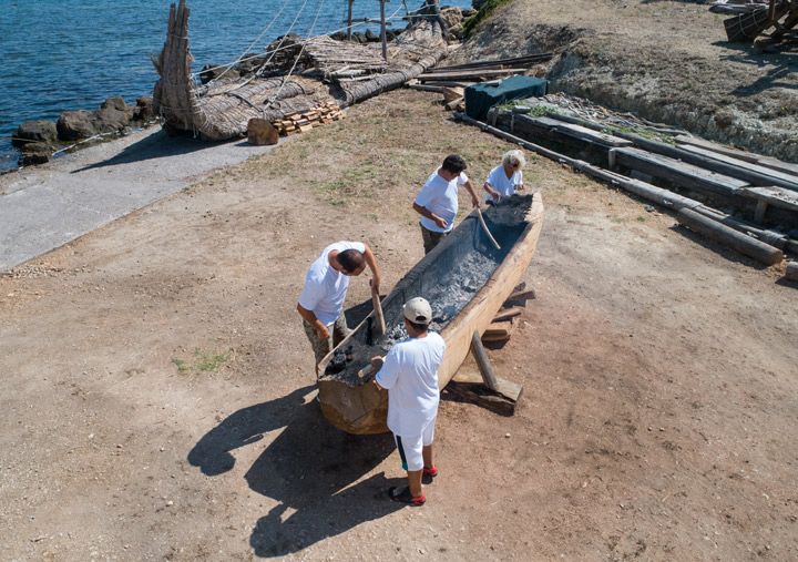 Urla'da taş devir baltalarıyla Taş Devri teknesi yapılıyor