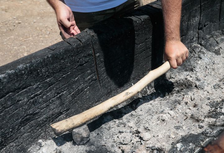 Urla'da taş devir baltalarıyla Taş Devri teknesi yapılıyor