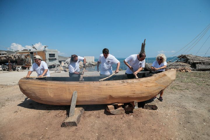 Urla'da taş devir baltalarıyla Taş Devri teknesi yapılıyor