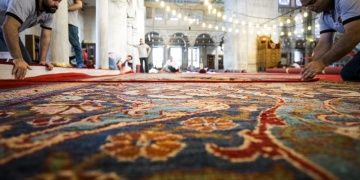 Fatih Camisinin tarihi halıları onarıldı