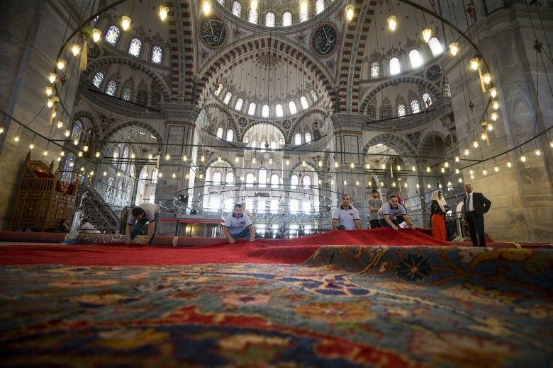 Fatih Camisinin asırlık tarihi halıları onarıldı