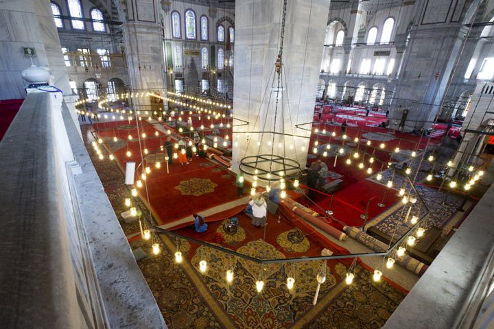 Fatih Camisinin asırlık tarihi halıları onarıldı