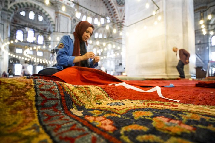 Fatih Camisinin asırlık tarihi halıları onarıldı