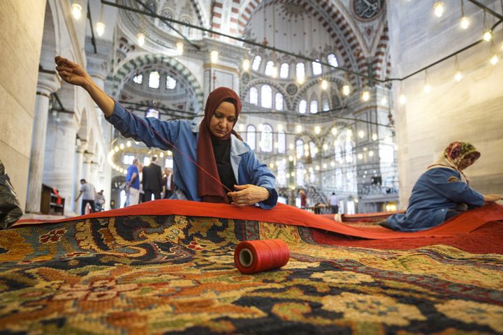 Fatih Camisinin asırlık tarihi halıları onarıldı