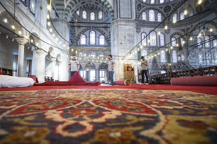 Fatih Camisinin asırlık tarihi halıları onarıldı