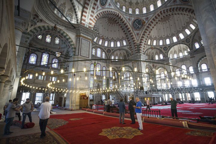 Fatih Camisinin asırlık tarihi halıları onarıldı