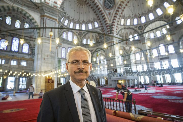 Fatih Camisinin asırlık tarihi halıları onarıldı