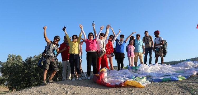 Yabancı Turistler Pamukkaleyi havadan görebilmek için tatillerini uzatıyorlar