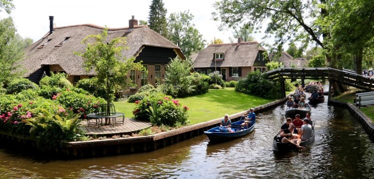 Hollandanın Venedike Benzeyen Kasabası: Giethoorn