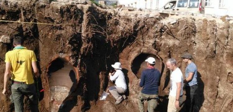 Ağlasun'da okul duvarı çökünce antik küpler açığa çıktı