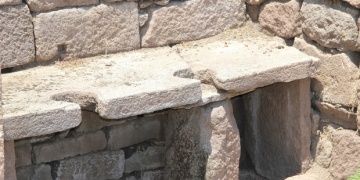 Aigai antik kenti tuvaletlerindeki insan idrarı tabakhanede kullanılmış