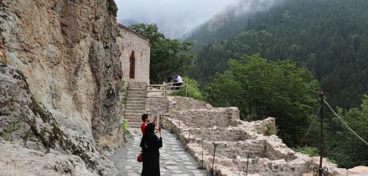 Sümelanın Aya Varvarasına Turist İlgisi Artıyor