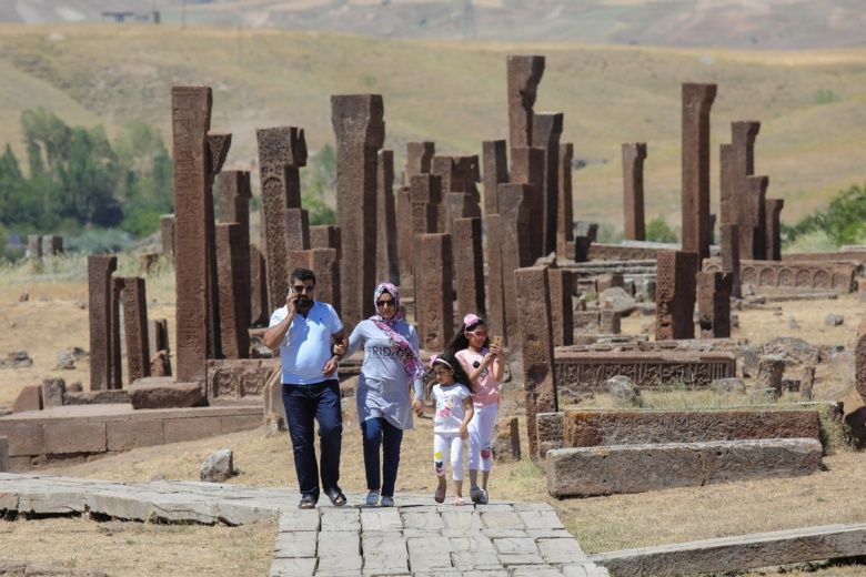 Ahlat Selçuklu Meydan Mezarlığından manzaralar