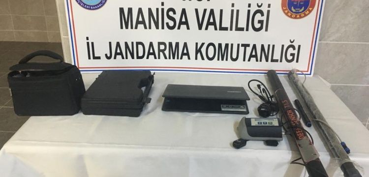 Manisa'da detektör ve bilgisayarla kazı yapan defineciler yakalandı