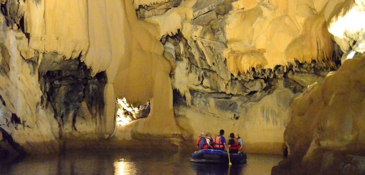 Altınbeşik Mağarası yerli ve yabancı turistlerin gözde mekanı