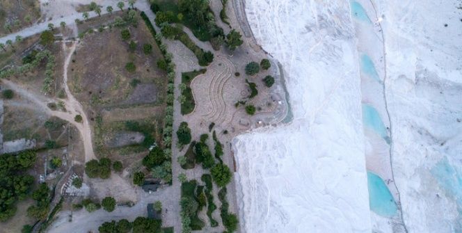 Hierapolis Antik Kentinin beyaz cenneti ve cehennem kapısı