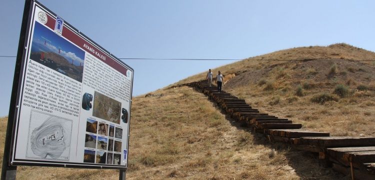 Van Ayanis Kalesi Yolu Eski Trenyolu Ağaç Traversler İle Yapıldı