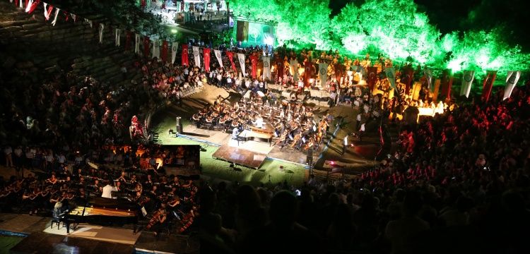 Stratonikeia Antik Kentinde İdil Biret Konser Verdi