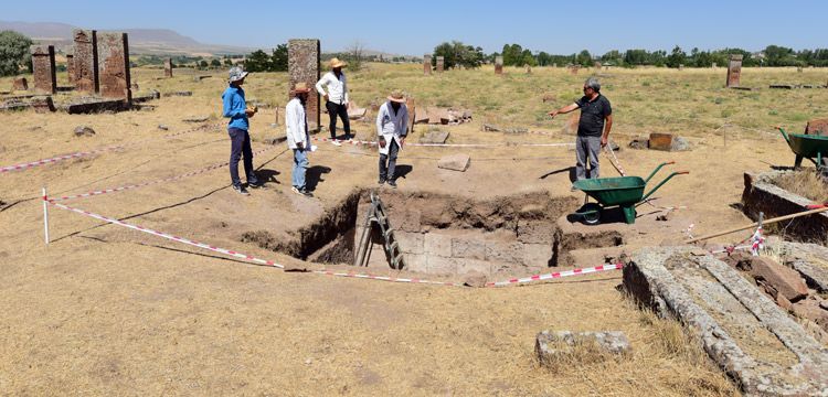 Ahlat'taki Selçuklu oda mezarlarının gizemleri henüz çözülemedi