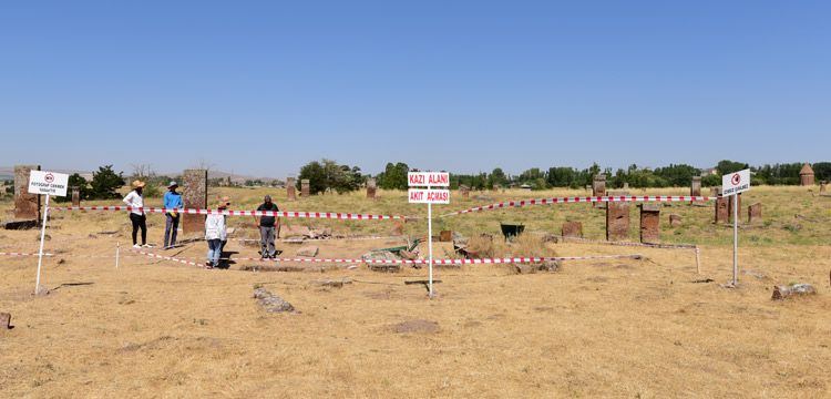 Ahlat Selçuklu Meydan Mezarlığında Oda Şeklinde Mezarlar Bulundu