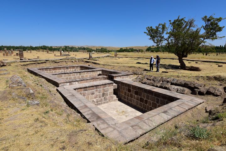 Ahlat'taki gizemli Selçuklu akıt mezarları