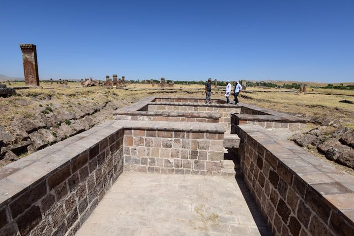 Ahlat'taki gizemli Selçuklu akıt mezarları