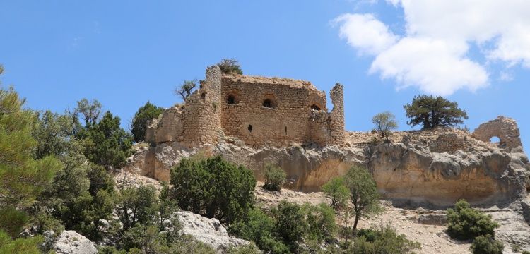 Torosların bağrındaki Mennan Kalesi ziyaretçilerini bekliyor