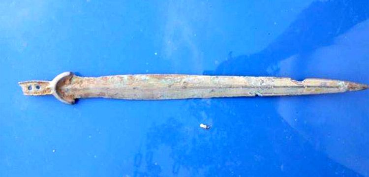 Romanya'da bir işçi bronz çağından kalma kılıç buldu