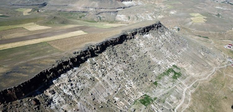 Ağrı'nın kayalara oyulmuş antik kenti: Meya Mağaraları