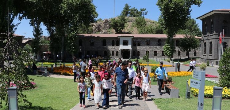 Diyarbakırda Kuran kursu Öğrencileri Müzeleri Ziyaret Ediyor