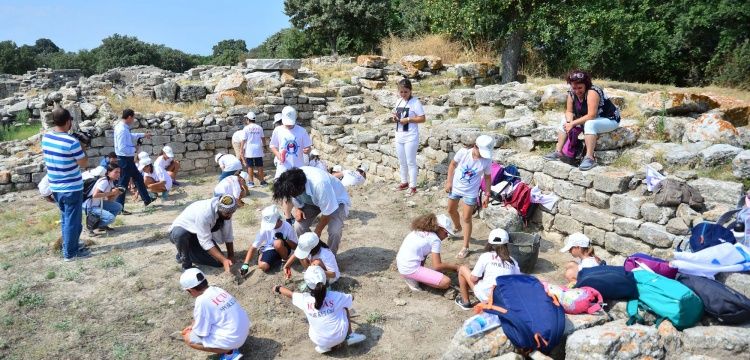 Troyada Çocuklar Bir Günlüğüne Arkeolog Oldu