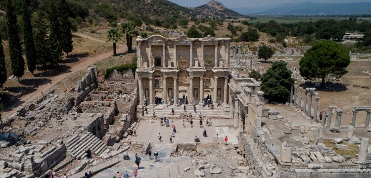 Efes Antik Kentinde Koressos Kapısının ortaya çıkartılması için kazılar başladı